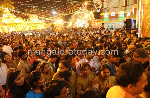 Siddaramaiah inagurates Mangalore Dasara at Sri Gokarnanatha Kshetra, Kudroli